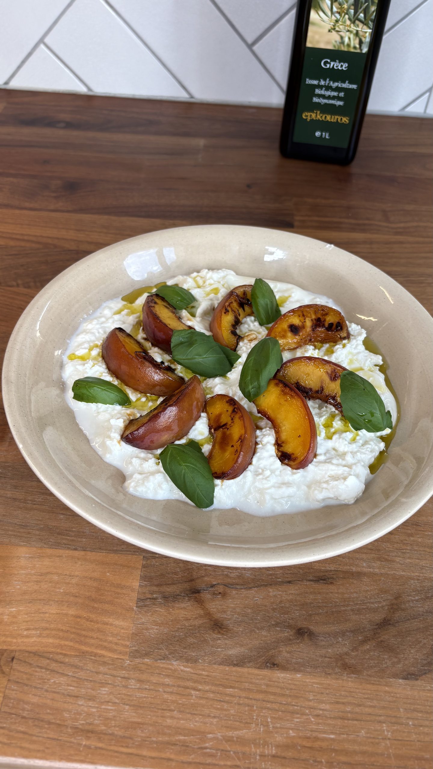 Pêches rôties à la burrata et au basilic